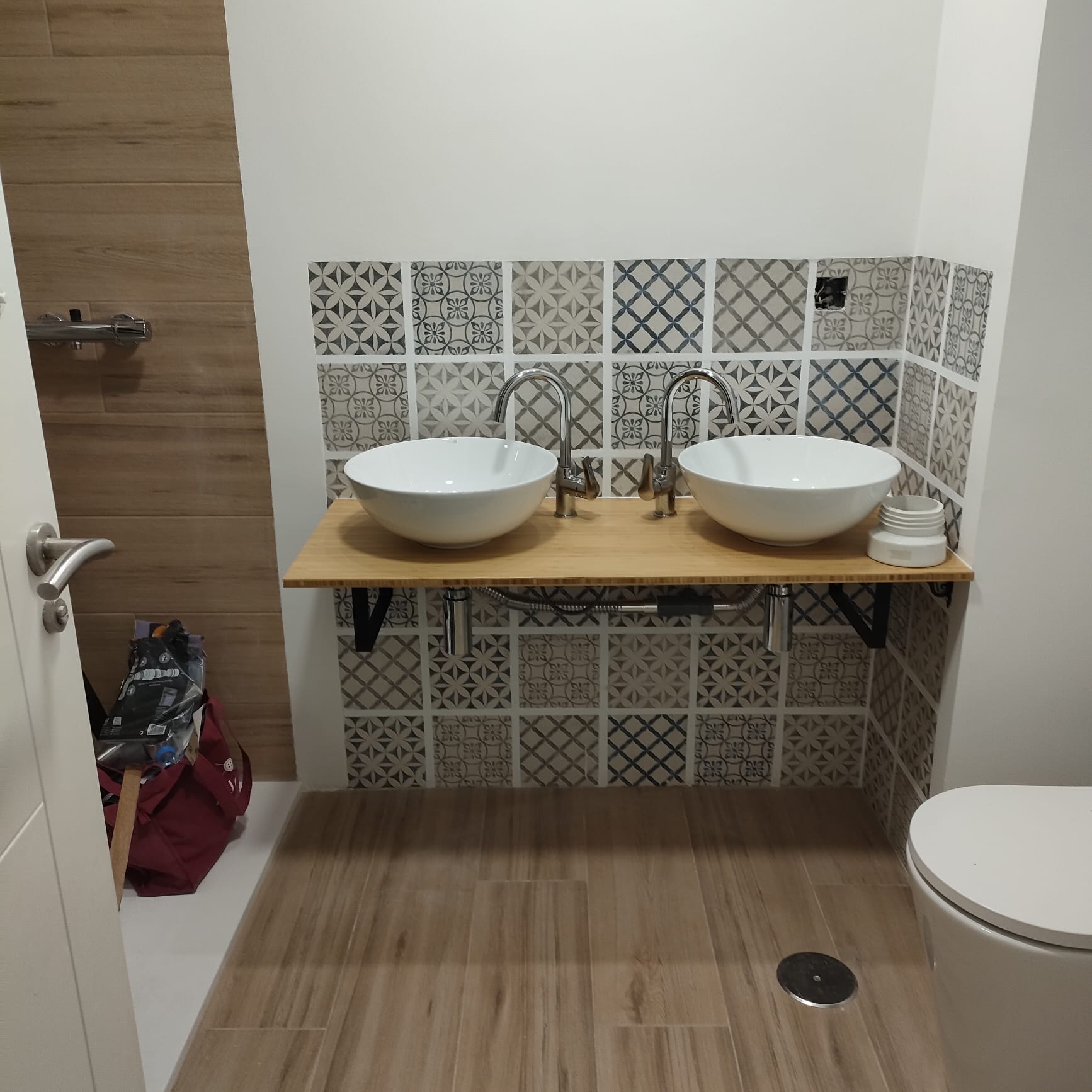 Trabajo de acabado en baño